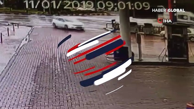 Kaygan yolda kaza yapmadan önce metrelerce sürüklendi