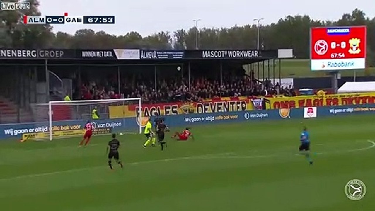 Un footballeur attrape un gobelet de bière lancé par un supporter et boit