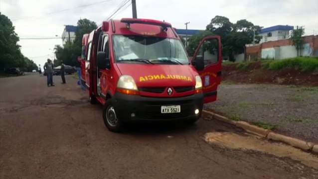 Parque São Paulo: Carros batem e um deles atinge poste e caçamba