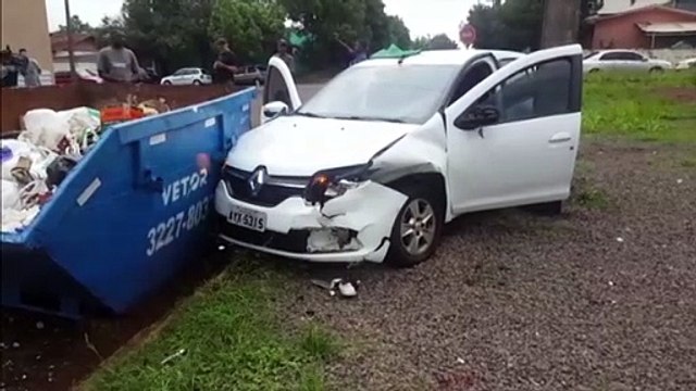 Parque São Paulo: Carros batem e um deles atinge poste e caçamba