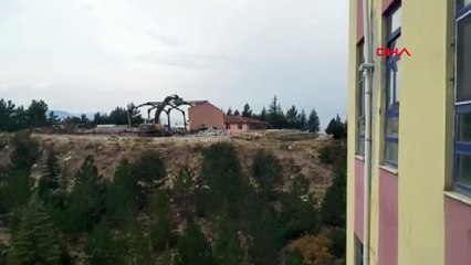 Korku dolu anlar! Yıkım çalışmasında enkaz altında kaldı