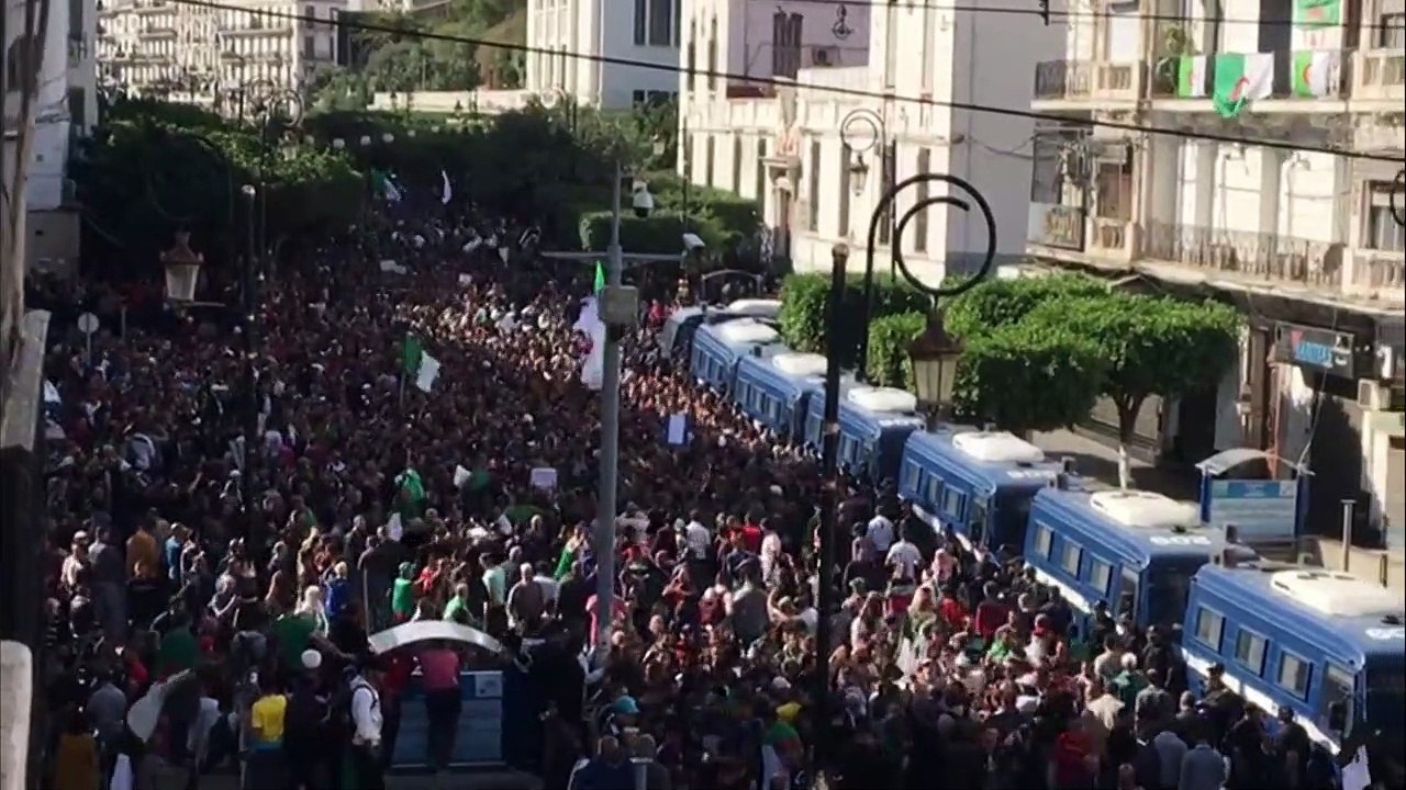 الجزائريون يتظاهرون للجمعة السابعة والثلاثين على التوالي