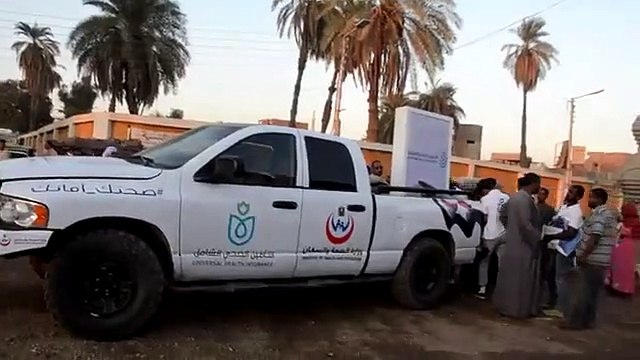 سيارة التأمين الصحى الشامل تجوب مدن وقرى إسنا وأرمنت