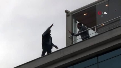 "İntiharcı şovmen" yine intihara kalkıştı, izlemeye çalışan 2 sürücü kaza yaptı