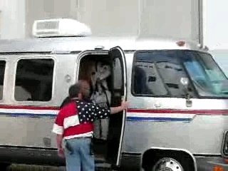 Le "walk-out" des astronautes vers la navette