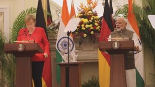 Merkel anuncia millonaria inversión por clima en India entre una nube tóxica