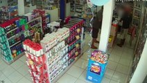 Câmera flagra ação de assaltantes em farmácia no Bairro Parque São Paulo