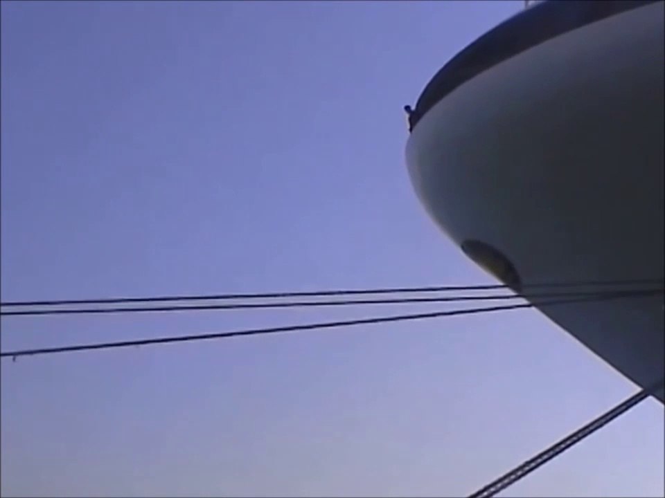 Ce dingue plonge du haut d'un bateau de croisière... Vertigineux