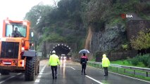 Karadeniz Sahil Yolu Keşap Tüneli Çıkışında Heyelan, Yol Trafiğe Kapandı