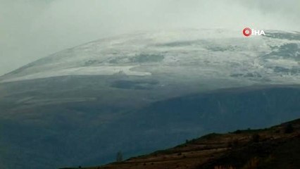 Posof'ta yüksek kesimler beyaza büründü