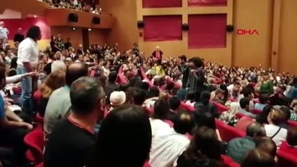 Festivalde, biletli gençlerin 'koltuk' ısrarı