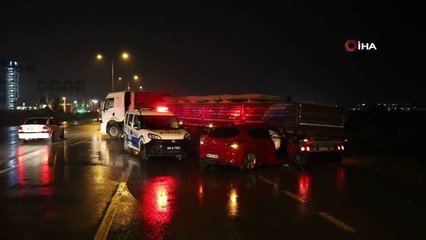 Sivas'ta otomobil tırın altına girdi: 4 yaralı