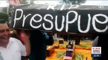 Alcaldes protestan con una ofrenda afuera de San Lázaro