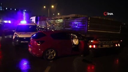 Sivas'ta otomobil tırın altına girdi: 4 yaralı