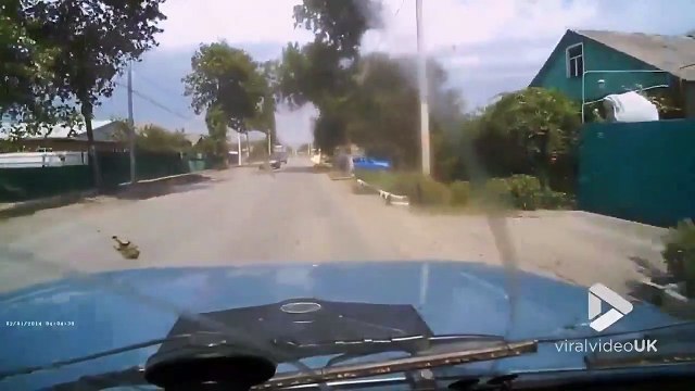 Une voiture perd une roue en pleine circulation ! Grosse frayeur