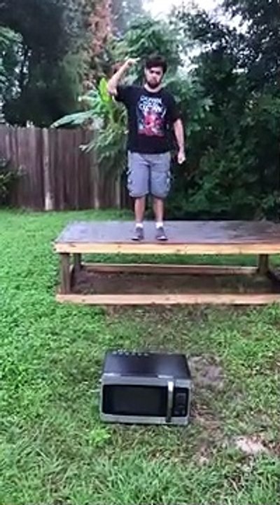 Il tente une prise de catch sur un micro-ondes... mauvaise idée