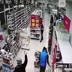 Il vient braquer un magasin mais personne ne le remarque