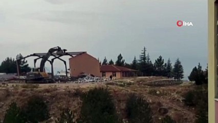 Yıkılan duvarın altında kalan işçi böyle ölümden döndü
