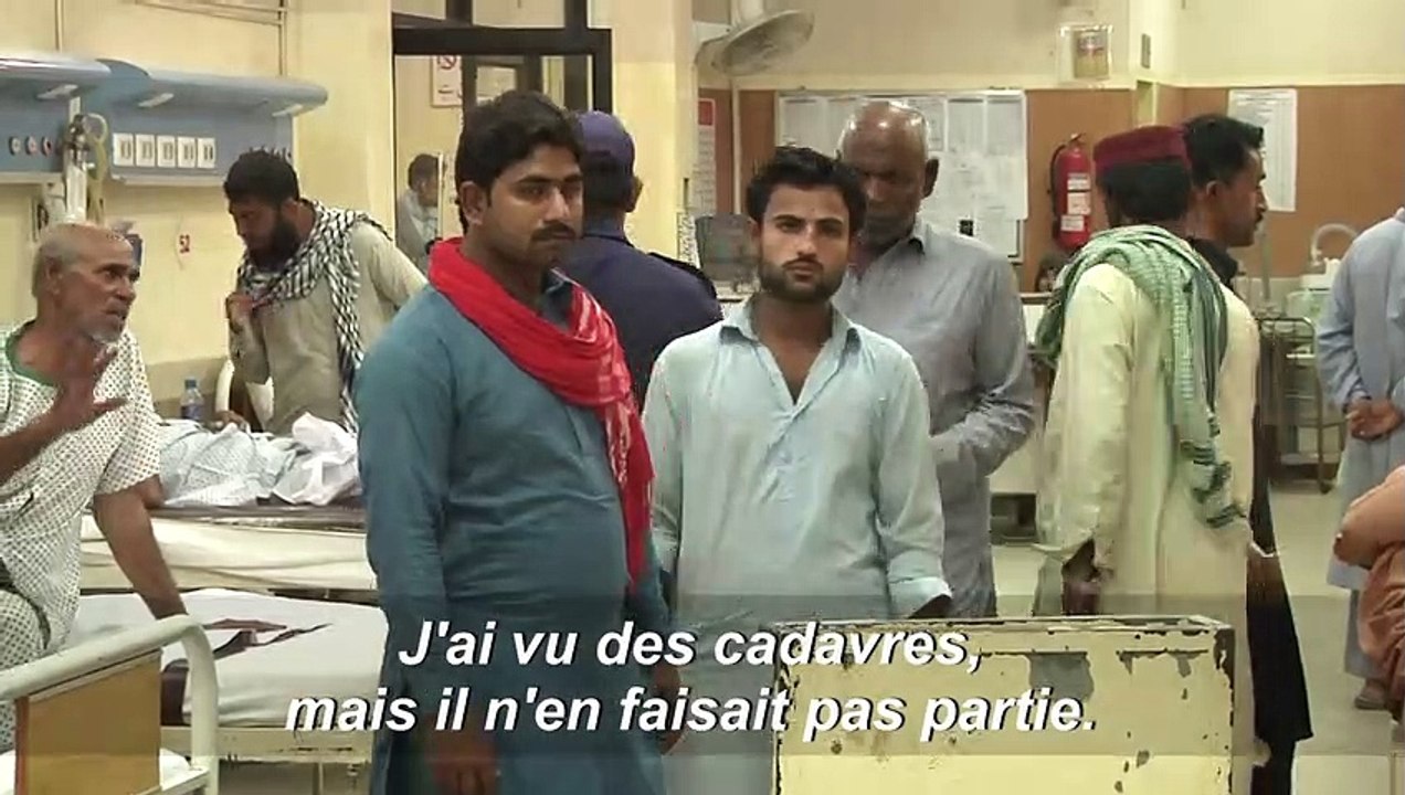 Train incendié au Pakistan: les familles à la recherche de leurs proches, début des enterrements