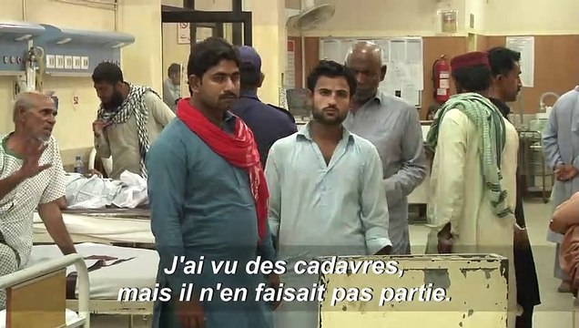 Train incendié au Pakistan: les familles à la recherche de leurs proches, début des enterrements