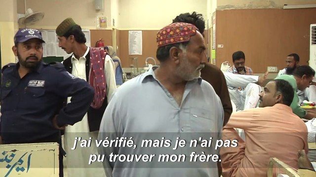 Train incendié au Pakistan: les familles à la recherche de leurs proches, début des enterrements