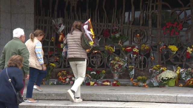 Seguidores de Franco realizan ofrendas al dictador en Mingorrubio