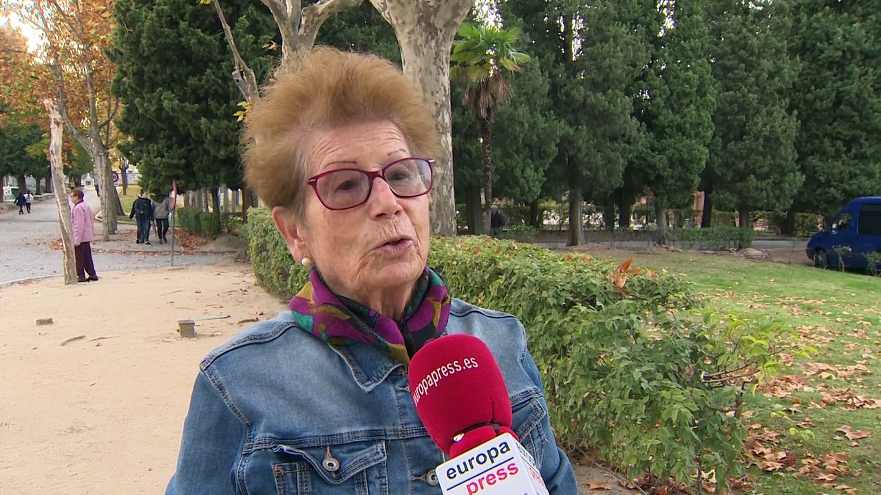 Madrileños acuden al Cementerio de La Almudena para "mantener la tradición"