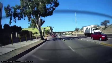 MOMENTO EXACTO EN QUE SE VOLTEA UN AUTO QUE RECIÉN HABÍA SALIDO DE LA AGENCIA...