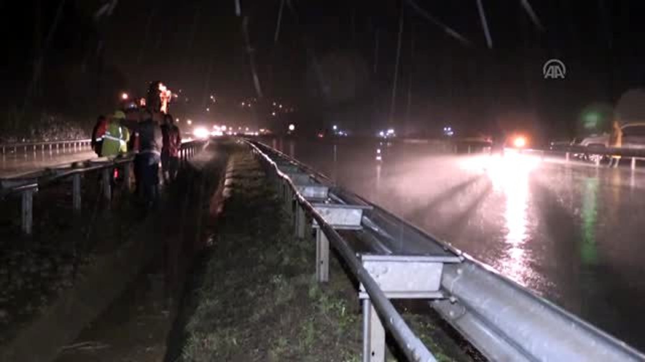 Heyelan sonucu Karadeniz Sahil Yolu'nun Artvin yönü ulaşıma kapandı (2)