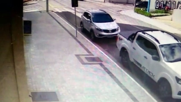 Casal é arremessado de moto após acidente em Ponta Grossa