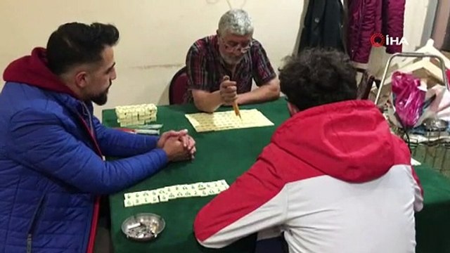 Okey taşlarını boyayarak geçimini sağlıyor