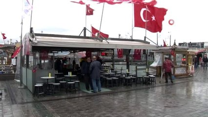 Eminönü'ndeki balıkçı teknelerinde satış devam ediyor