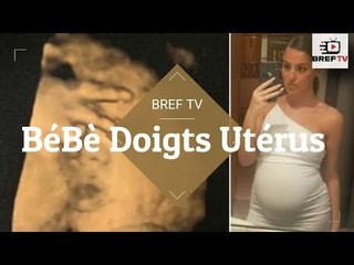 Un Bébé est pris en train de mettre deux doigts à la caméra de l&#39;intérieur de l&#39;utérus