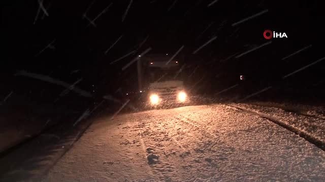 Erzincan'da ulaşıma kar ve tipi engeli