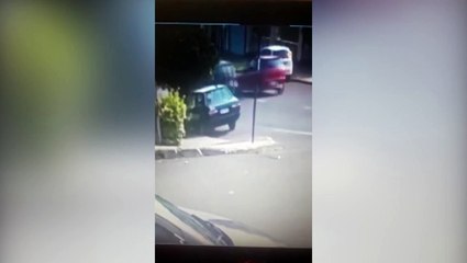 Câmera mostra arrombamento e furto de Voyage na Rua Souza Naves