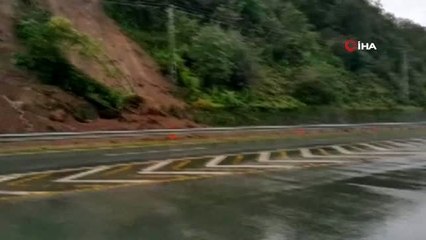 Rize'nin Pazar ilçesinde dün akşam yaşanan heyelanın ardından yol çamurdan temizlendi