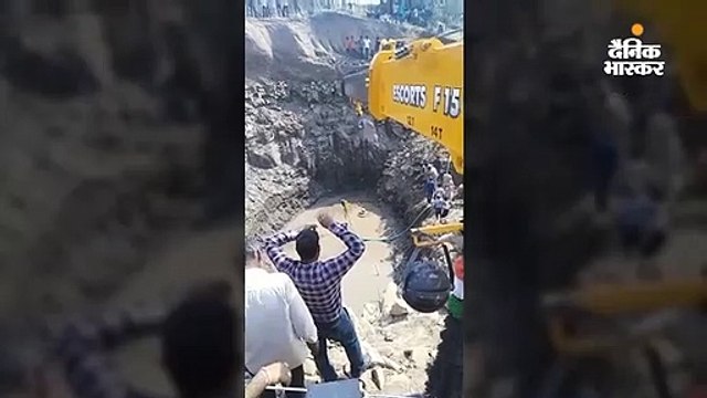 45 फीट गहरे गड्ढे में गिरा 9 फीट लंबा मगरमच्छ, हाइड्रोलिक मशीन से 17 घंटे बाद निकाला
