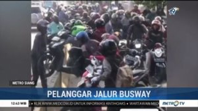 Viral Aksi Pemotor 'Kabur' dari Jalur Busway