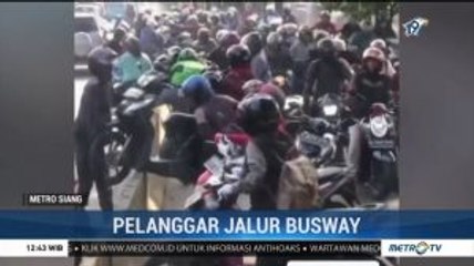 Viral Aksi Pemotor 'Kabur' dari Jalur Busway