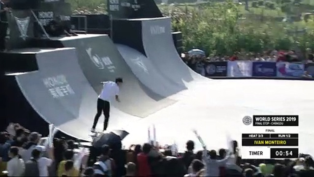 Ivan Monteiro | 1st place – VOGUE ME Skateboard Street Pro Final | FISE Chengdu 2019