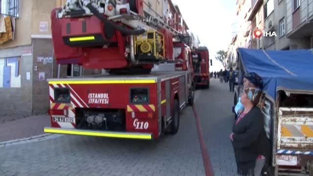 Esenyurt'ta korkutan çatı yangını...Bebeklerini alıp dışarı kaçtılar