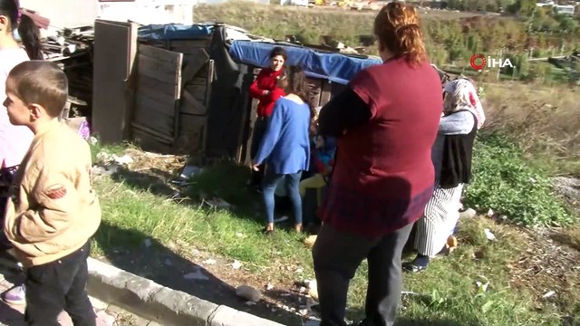 Esenyurt'ta korkutan çatı yangını...Bebeklerini alıp dışarı kaçtılar