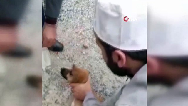 Kafası bidona sıkışan köpeği yoldan geçen imamlar kurtardı