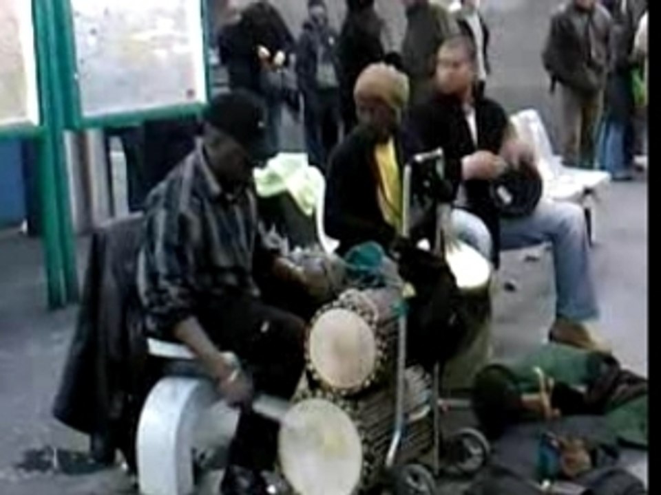 un mec marocain excellent en jeu sur le Darbouka