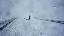 Kar yağışı Tendürek Geçidi'nde ulaşımı aksattı