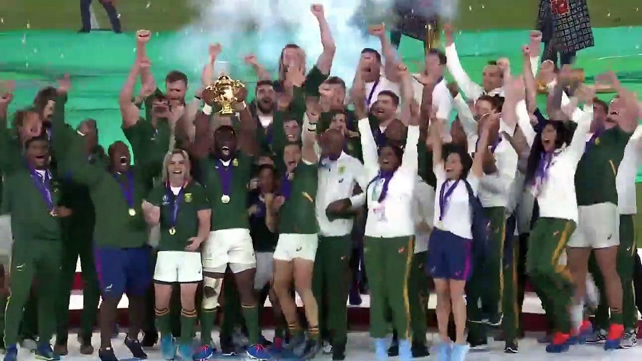 Siya Kolisi lifts the Webb Ellis Cup after South Africa win Rugby World Cup 2019!