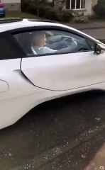 Difficile de sortir de sa voiture de sport de luxe !