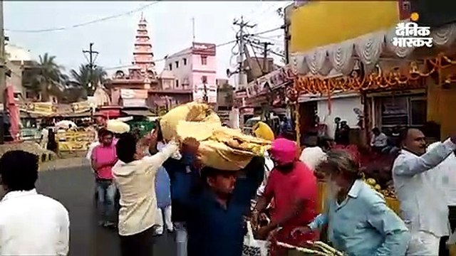 घाटों पर उमड़ी श्रद्धालुओं की भीड़