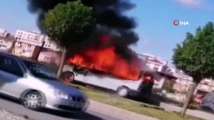 Ümraniye’de minibüsün alev alev yandığı anlar kamerada