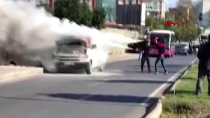 Ümraniye'de araç alev alev yandı 2